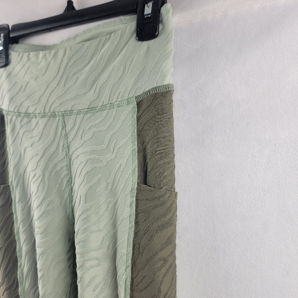 Urban Outfitters Twenty Montreal 3D Activewear leggings with pockets Size sm - Picture 6 of 8